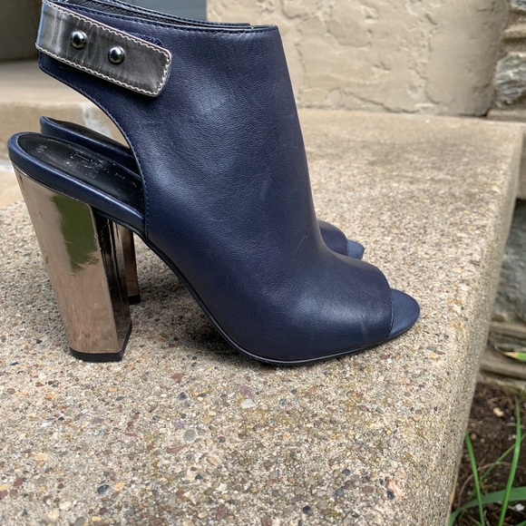 🦋 🎉HP🎉 NWOT Halston Navy Leather Bootie - 7M - Picture 6 of 8